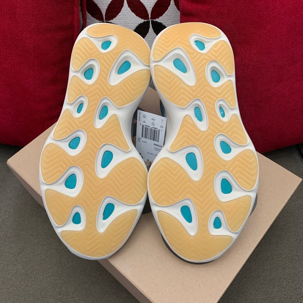 Yeezy 700 “Kyanite” size 7 - Picture 2 of 4